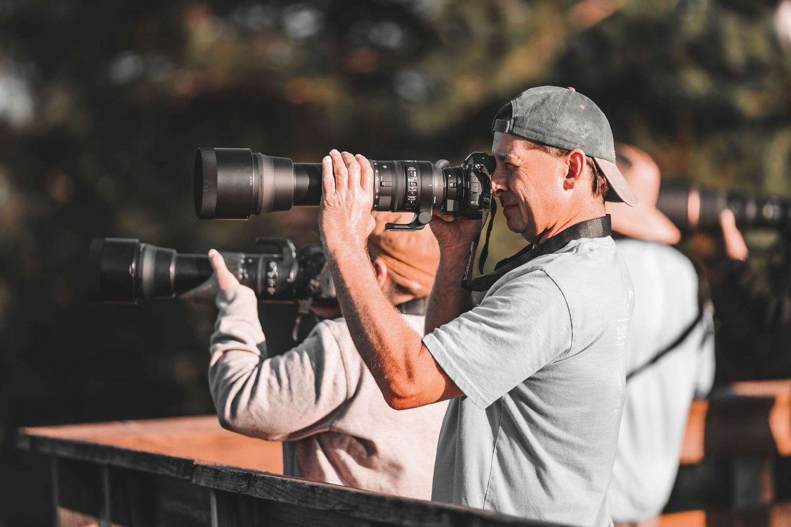 Fotograf riktar en kamera med teleobjektiv mot en snabb händelse
