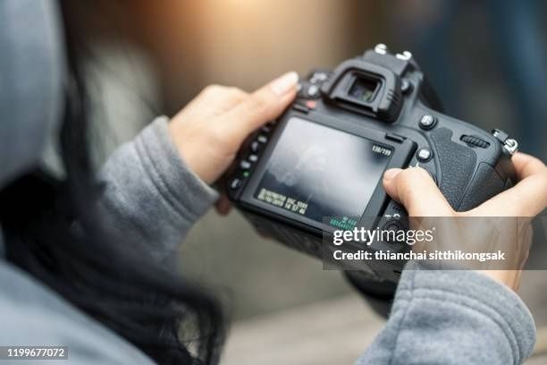 Fotograf granskar en bild på kamerans skärm efter exponering